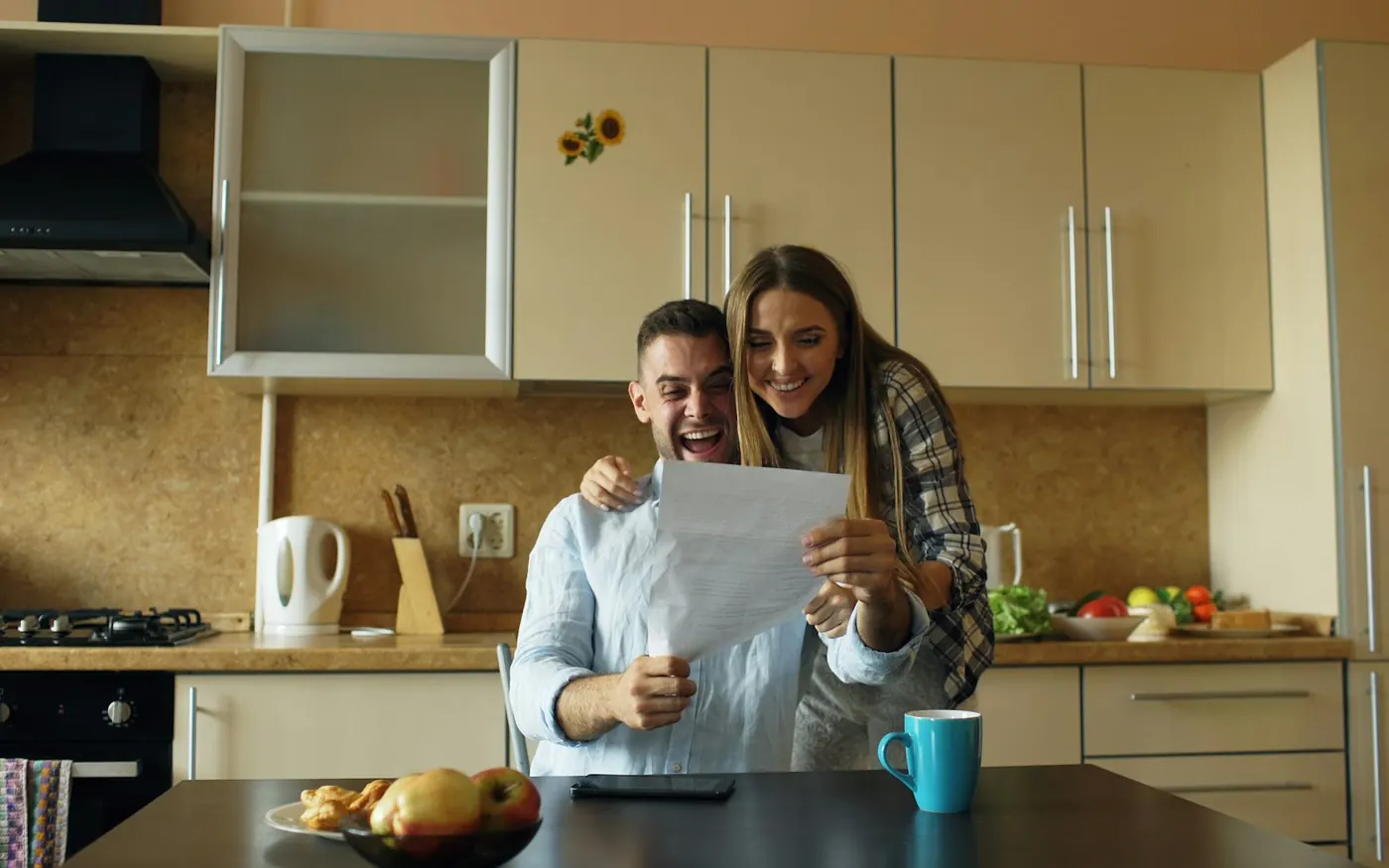 Ein Paar liest zu Hause gemeinsam einen Brief