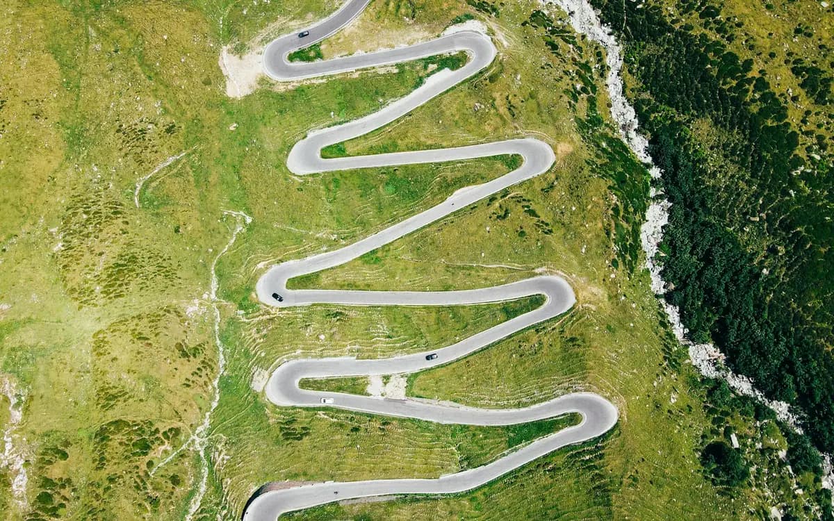 Kurvige Passstrasse in den Bergen von oben